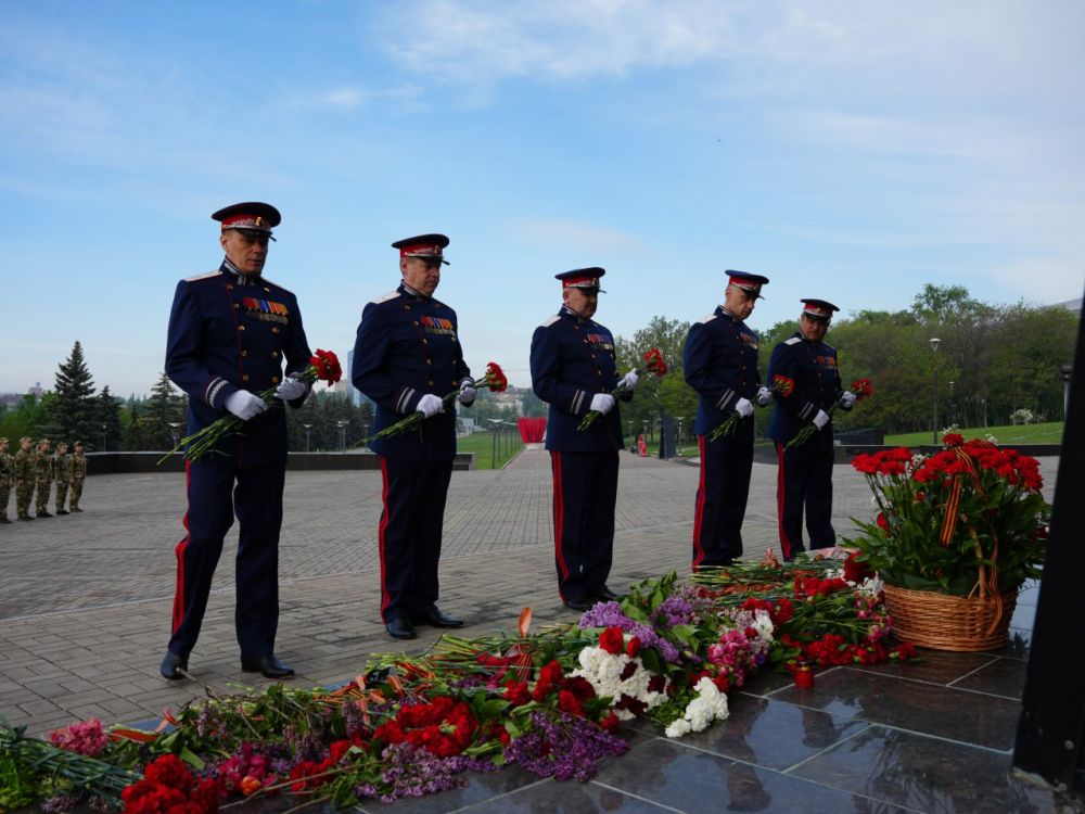 Руководство МВД по ДНР в форме комиссаров милиции возложило цветы к мемориалу воинам-освободителям