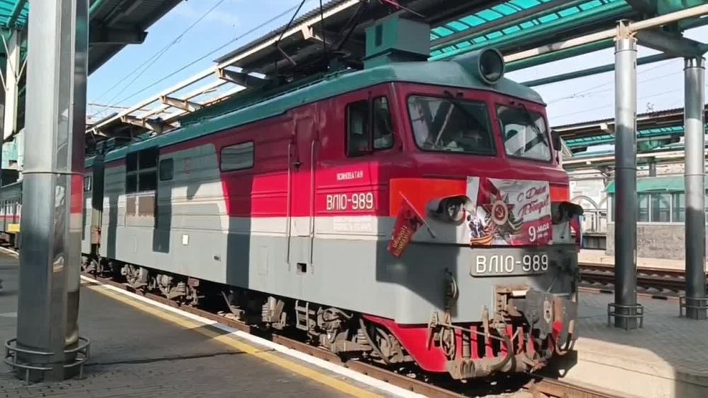 Символично в День Победы на железнодорожном вокзале Донецка прозвучал гудок отправляющегося поезда!