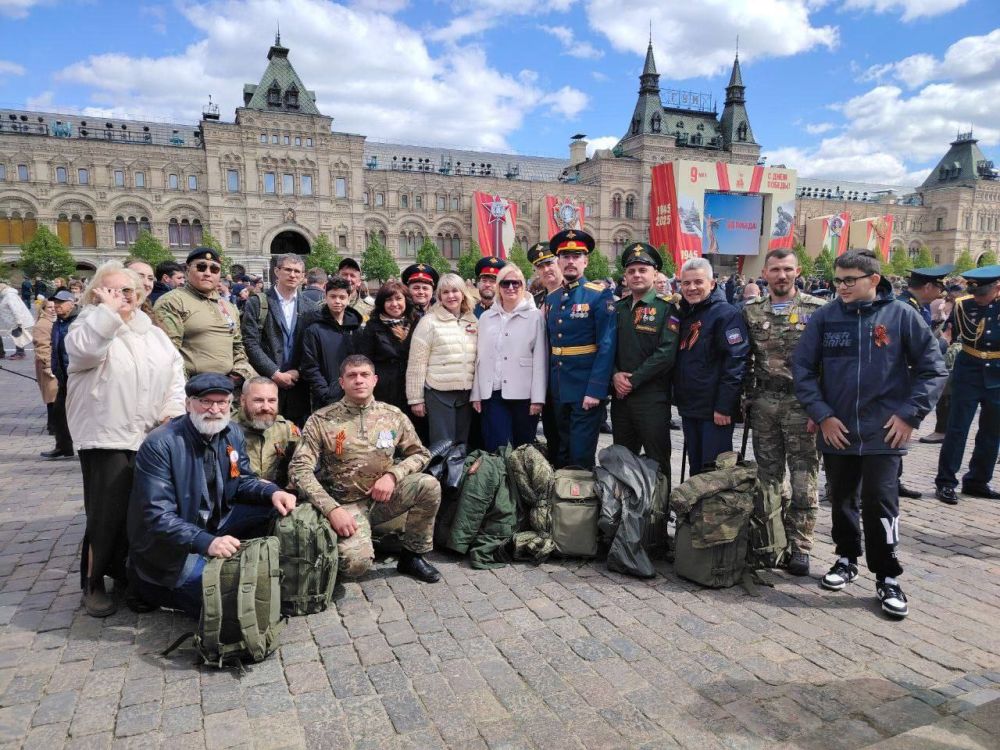 Более 60 сотрудников региональных филиалов фонда «Защитники Отечества» вместе с близкими и детьми, а также с ветеранами СВО приняли участие в параде в честь 80-летия Победы в Великой Отечественной войне