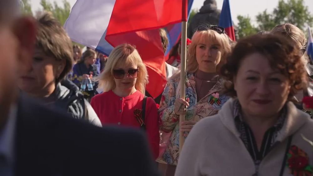 Кирилл Макаров: Самое большое в мире Знамя Победы развернули участники российско-белорусской экспедиции «Непокорённые» на Саур-Могиле — более 2200 м