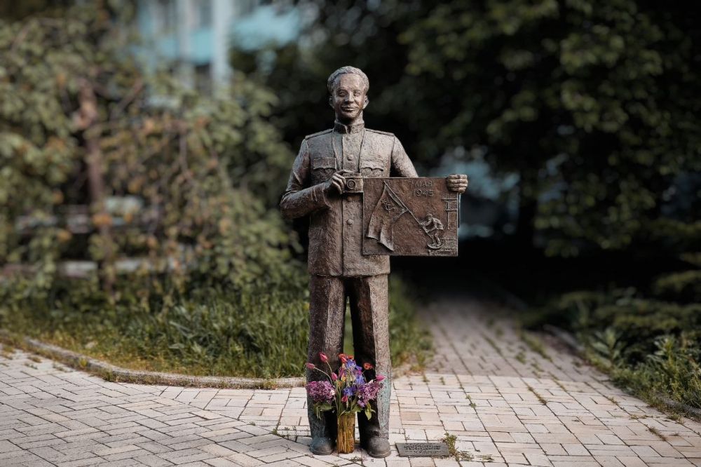 Денис Григорюк: Памятник великому русскому военному фотокорреспонденту Евгению Халдею в центре Донецка прямо сейчас