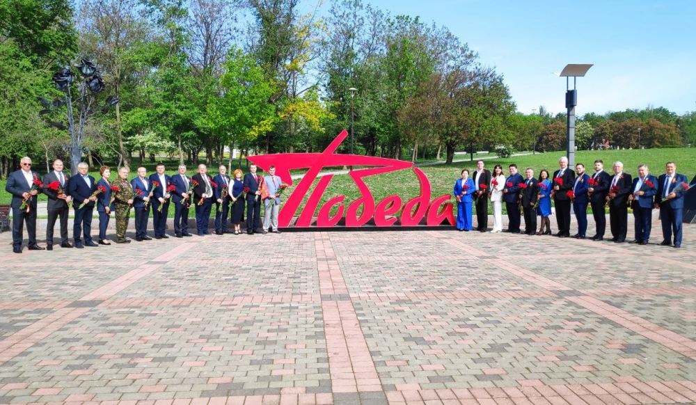 9. Вспомним всех поименно, горем вспомним своим… Это нужно — не мертвым! Это надо — живым! Депутаты Донецкого городского совета единым строем затаили дыхание у монумента "Твоим освободителям, Донбасс", к Вечному огню...