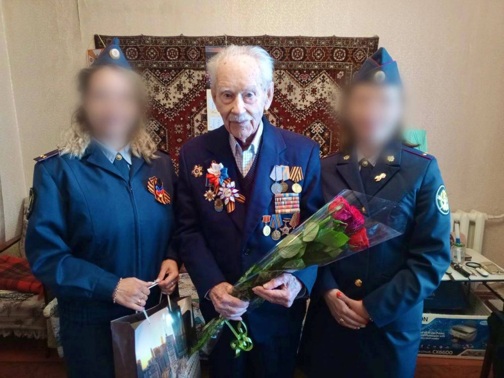 Личный состав ИК-4 поздравил ветерана с Днем Победы