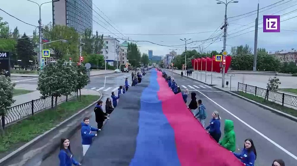 Активисты развернули 200-метровый флаг ДНР в центре Донецка