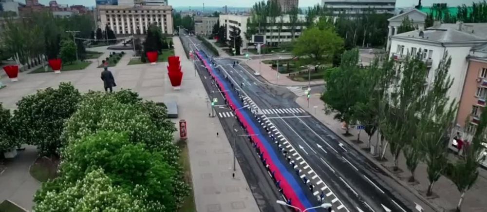 В центре Донецка развернули 200-метровый флаг ДНР