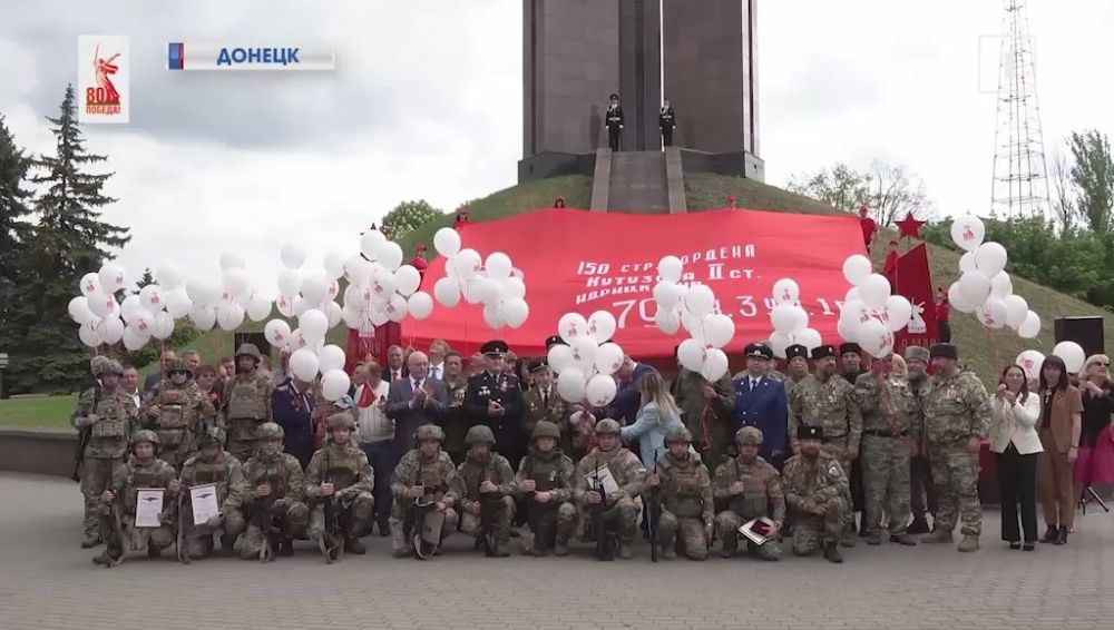 Продолжая дело прадедов: у памятника жертвам фашизма в Донецке участникам СВО вручили награды за боевые заслуги
