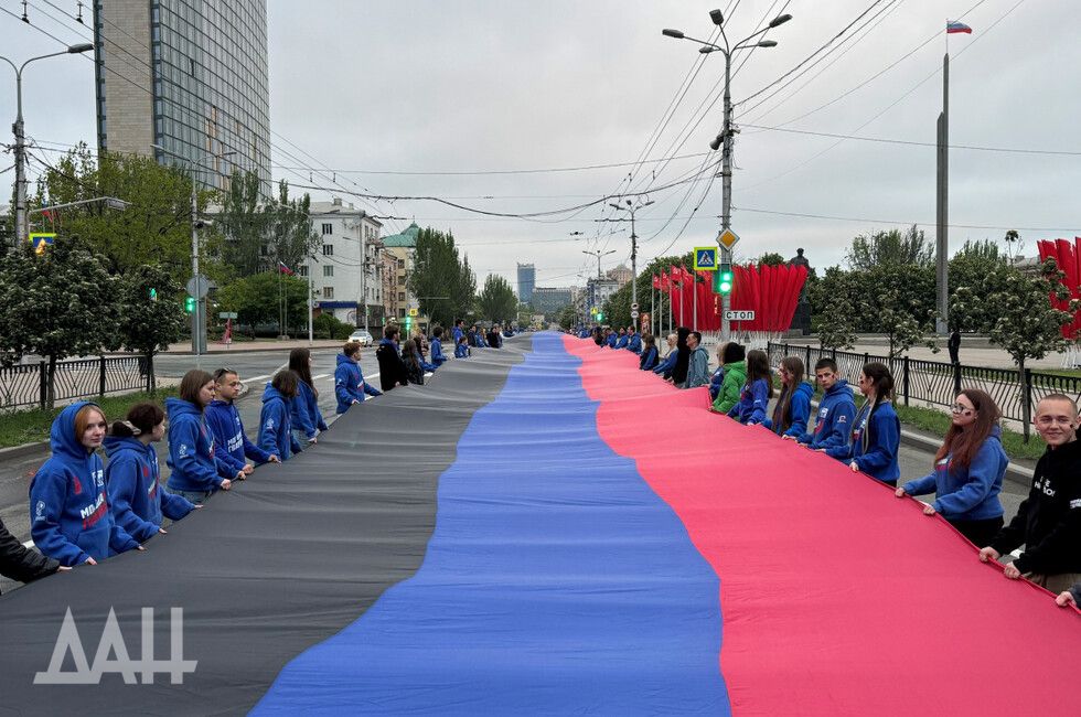 ФОТО: Молодежь развернула в центре Донецка двухсотметровый флаг ДНР