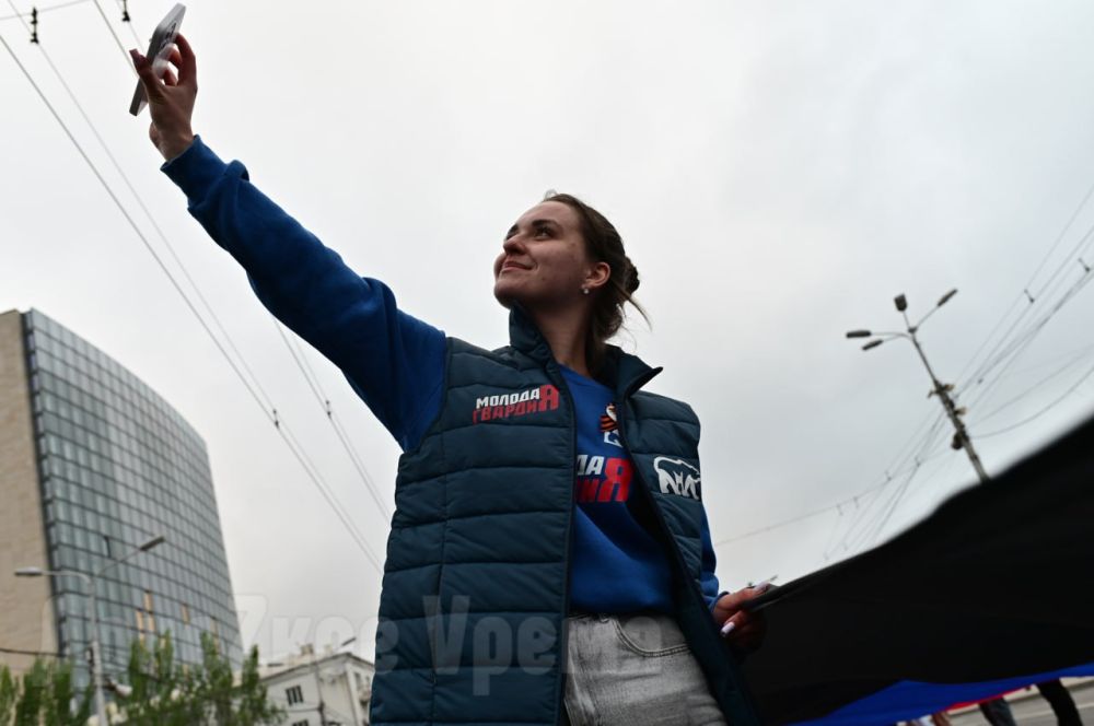 В знак памяти: молодежь развернула в центре Донецка 200-метровый флаг ДНР