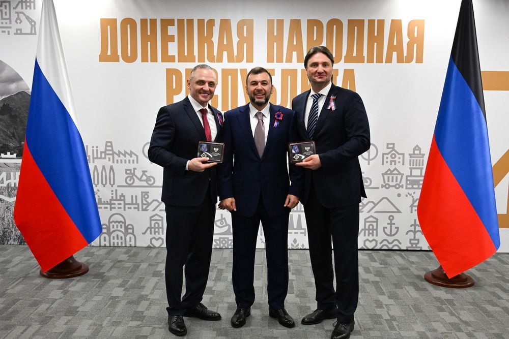 Денис Пушили наградил братьев Запашных за активное участие в жизни Республики