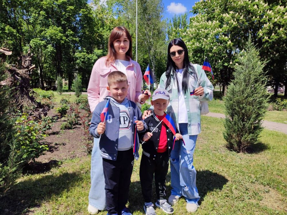 Елена Рязанцева: С Республикой в сердце !. В рамках комплекса мероприятий по празднованию Дня Республики в Пролетарском районе города Донецка состоялась акция «С Республикой в сердце», в ходе которой участники мероприятия...