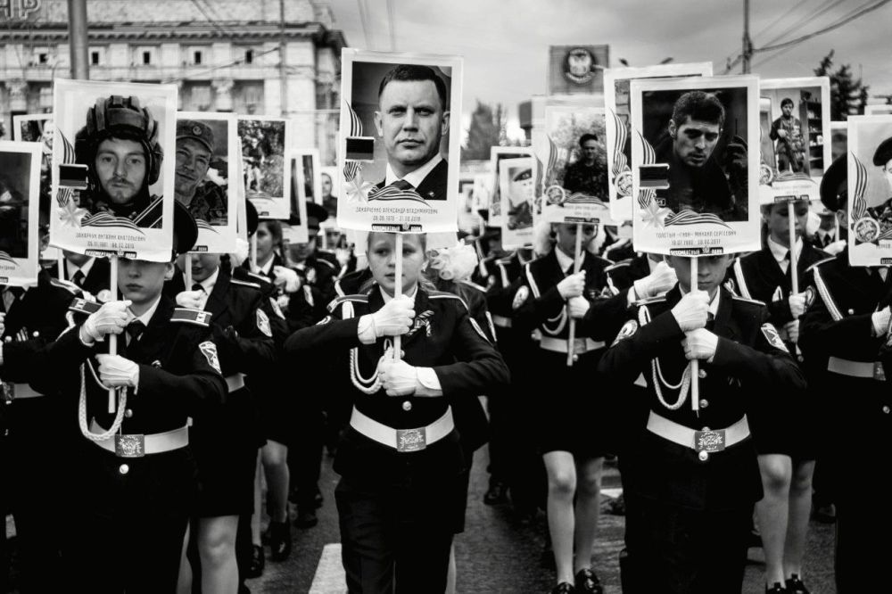 Денис Григорюк: День Республики. Боже ж ты мой, 11 лет! Кто бы мог в это поверить весной 2014? Кто мог с уверенностью сказать, что Республика продержится столько времени? А ведь все оказалось намного серьезнее, чем кто-либо...