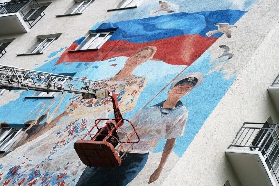 Мама, сын-моряк, триколор и азовские чайки: в Мариуполе создают новый мурал ко Дню освобождения города