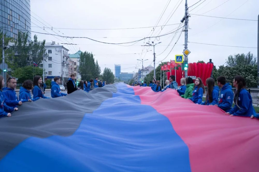Молодежь развернула в Центре Донецка 200-метровый флаг ДНР