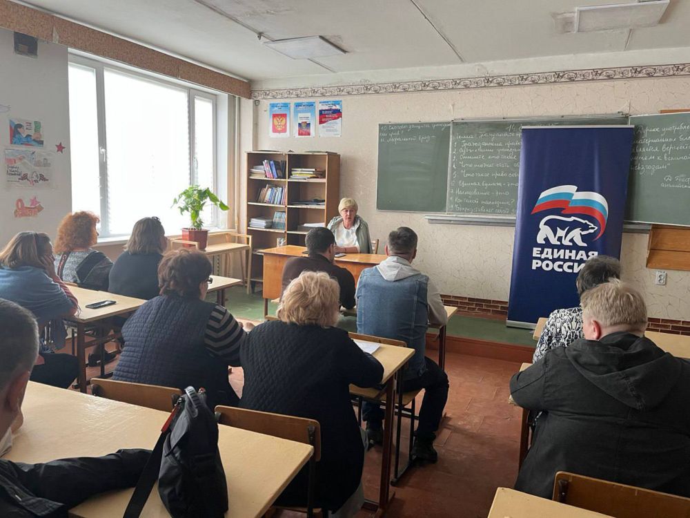 В Донецком техникуме строительных технологий состоялась встреча руководителя Управы Пролетарского внутригородского района Администрации городского округа Донецк Елены Рязанцевой, депутата Донецкого городского совета Сергея...