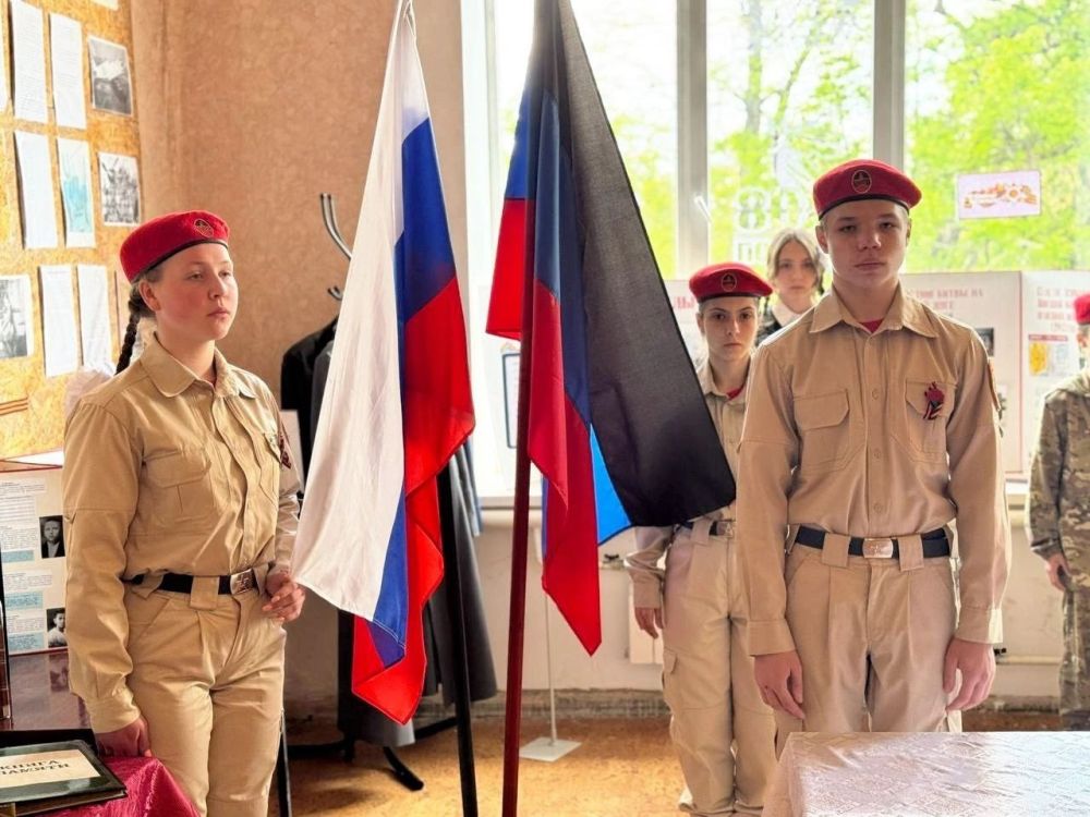 Юнармейцы ,ВПК "КРЫЛАТАЯ ГВАРДИЯ"подразделение БМД , Тарасенко Анна, Кондратенко Кирилл,Бочинская Елизавета, Тупилко Владислав,Бочинский Александр,Ивашкин Захар,приняли участие в мероприятии "Парта Героя"