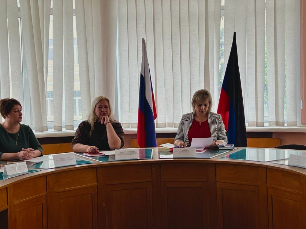 Татьяна Копылова: Сегодня в Управе Ворошиловского внутригородского района состоялось заседание комиссии по делам несовершеннолетних и защите их прав