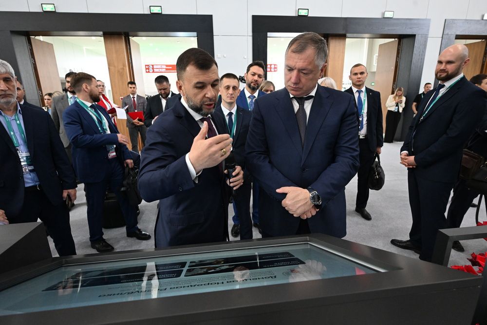 Денис Пушилин представил Марату Хуснуллину и Иреку Файзуллину стенд ДНР на международном экономическом форуме в Казани