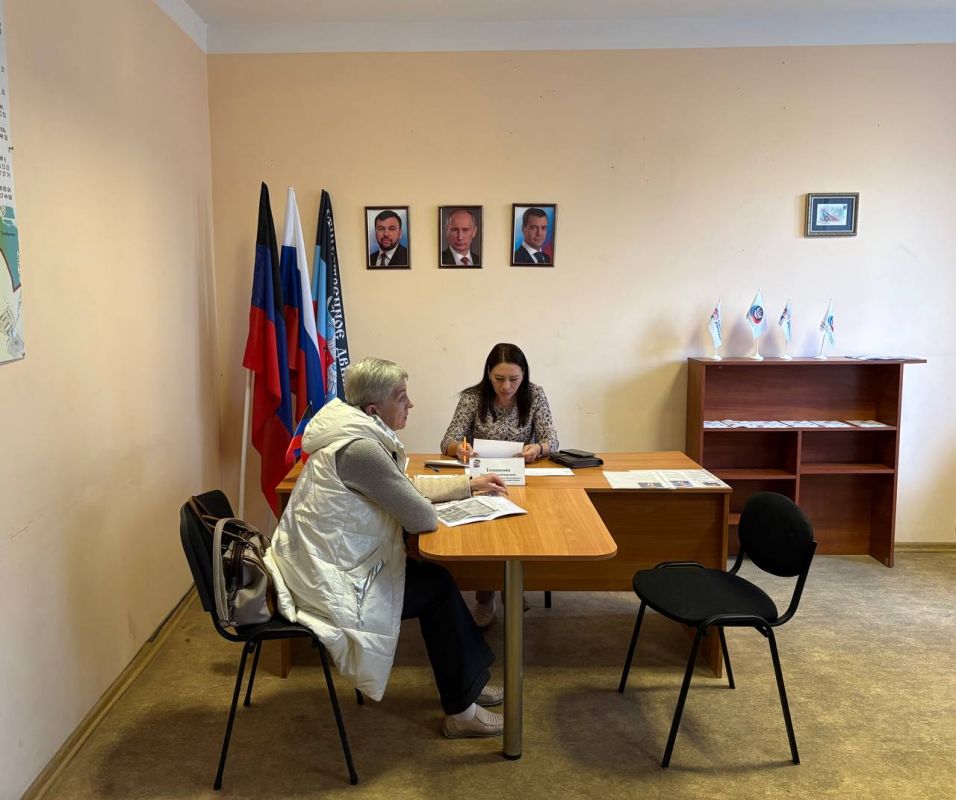 Приём граждан в общественной приёмной партии "Единая Россия"