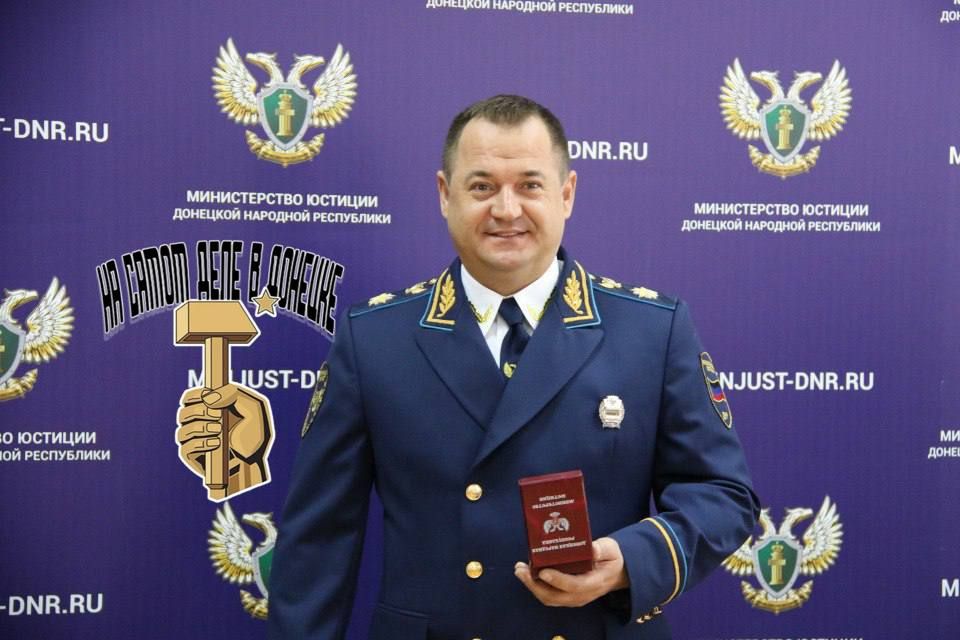 В СМИ сообщают, что с вечера проходят обыски в структурных подразделениях Управления Росреестра по ДНР, в том числе и у руководителя управления Юрия Сироватко