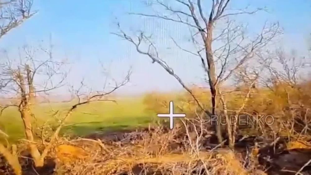 Андрей Руденко: Операторы БпЛА «Восток» уничтожили САУ 2С3 «Акация» ВСУ на Южно-Донецком направлении.