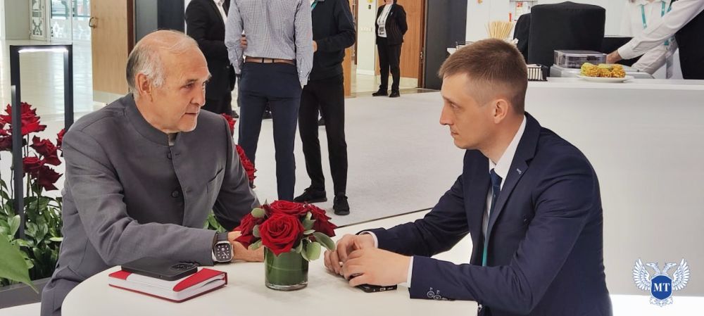 В рамках работы Международного экономического форума в Казани министр транспорта ДНР Александр Бондаренко продолжает налаживать диалог с потенциальными инвесторами