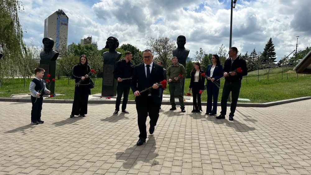 Андрей Крамар почтил память Героя ДНР Олега Мамиева