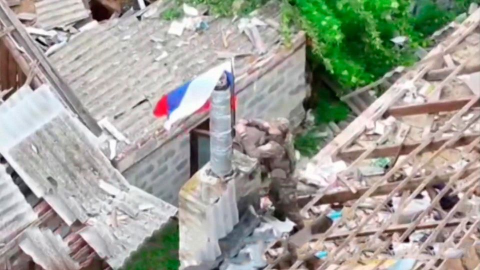 Российские бойцы подняли флаги РФ в селе Новая Полтавка в ДНР: видео