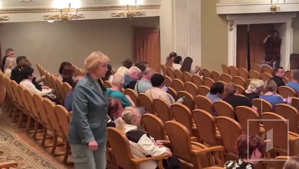 Буквально через несколько минут в Донецком театре начнется премьера!