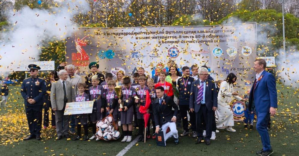 Сборная команда ДНР, в состав которой вошли обучающиеся Амвросиевского детского дома "Росток" и Школы-интерната № 8 городского округа Донецк, заняла первое место на XXIV турнире по мини-футболу среди детских центров и...