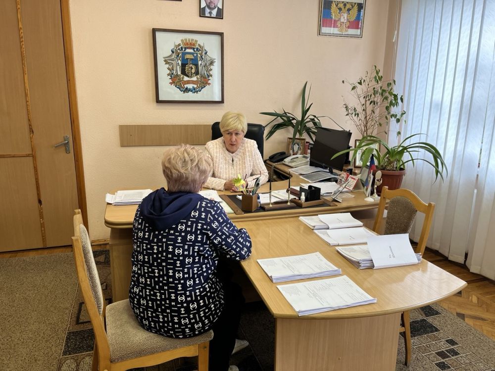 Сегодня, 19 мая, руководитель Управы Пролетарского внутригородского района Администрации городского округа Донецк Елена Рязанцева провела личный прием граждан