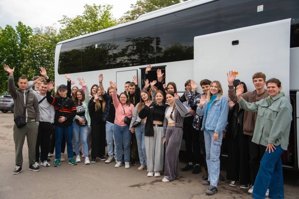 На море?. Сначала — узнавать все места воинской славы, а потом можно и на море! Первая делегация молодежи ДНР в 2025 году отправилась в туристическое путешествие по России по программе Росмолодежи «Больше, чем путешествие»...