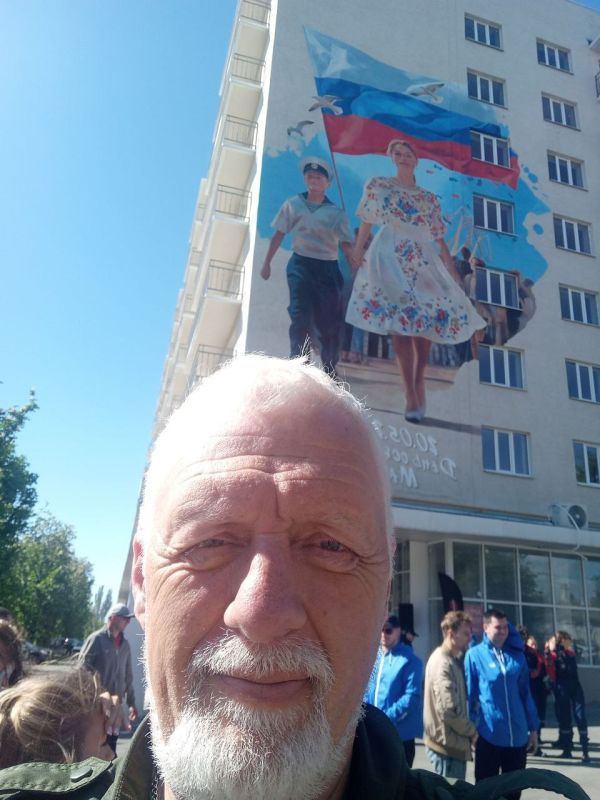 Андрей Бедило: Вчера, 18 мая 2025 года, в рамках автопробега, посвященного 3 - й годовщине освобождения Мариуполя, был открыт мурал и развернут 200 - т метровый флаг Донецкой Народной Республики! СВОи собрались в СВОем...