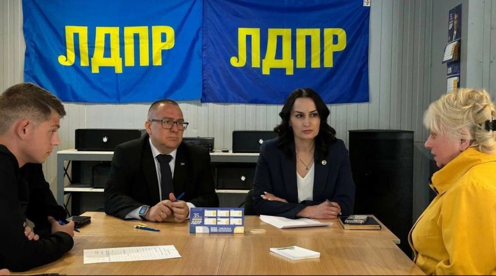 На связи с людьми: депутаты Народного Совета провели прием граждан