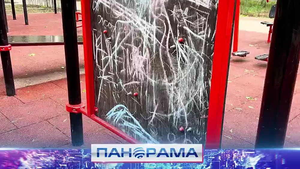 В обновленном парке "Строитель, расположенном в Калининском районе Донецка, вандалы разбили стелу с названием, разрисовали новые тренажёры и повредили элемент детской площадки