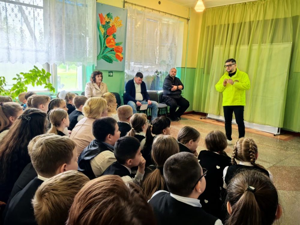 Тимур Дьяченко провел урок безопасности дорожного движения школьникам Докучаевска