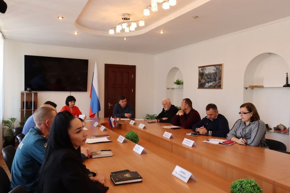 Андрей Бедило: На сегодняшнем аппаратном совещании администрации городского округа Торез были озвучены отчеты работы коммунальщиков, подробно отчитался главный инженер торезского ПУКХ кампании "Вода Донбасса", представитель...