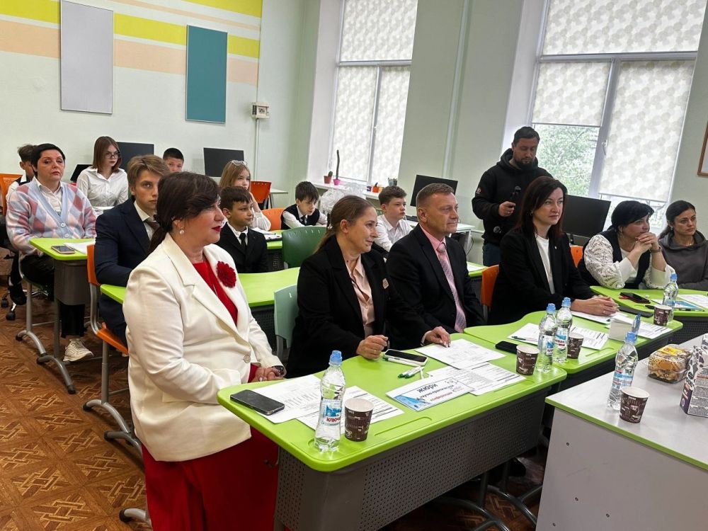 Альбина Афенченко: Сегодня в Гимназии 6 в рамках партийного проекта "Новая школа" прошла научно-практическая конференция, где ученики 5–11 классов представили свои исследовательские работы и проекты по самым разным предметам...