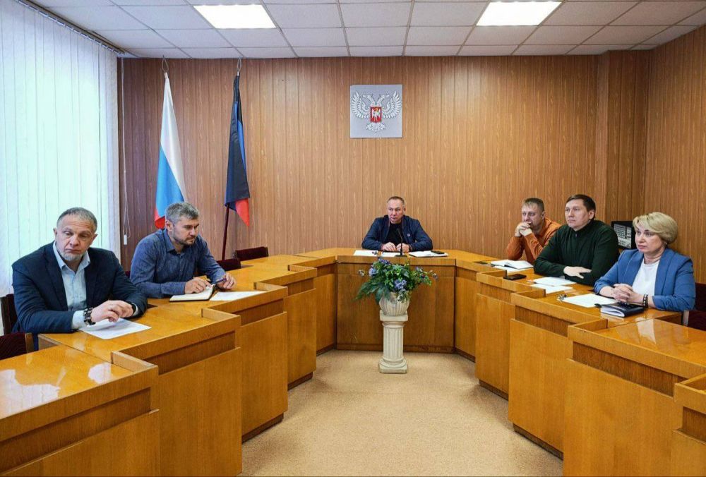 Сегодня руководитель Управы Буденновского внутригородского района Администрации городского округа Донецк Михаил Меренков провел аппаратное совещание с участием депутата Народного совета Донецкой Народной Республики Юрия...