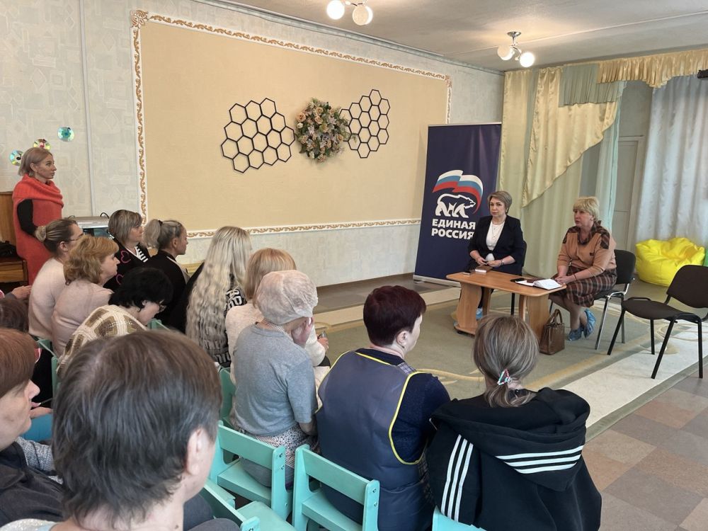 Сегодня в Пролетарском районе прошла встреча руководителя Управы Пролетарского внутригородского района Администрации городского округа Донецк Елены Рязанцевой с трудовым коллективом дошкольного учреждения «Детский сад...