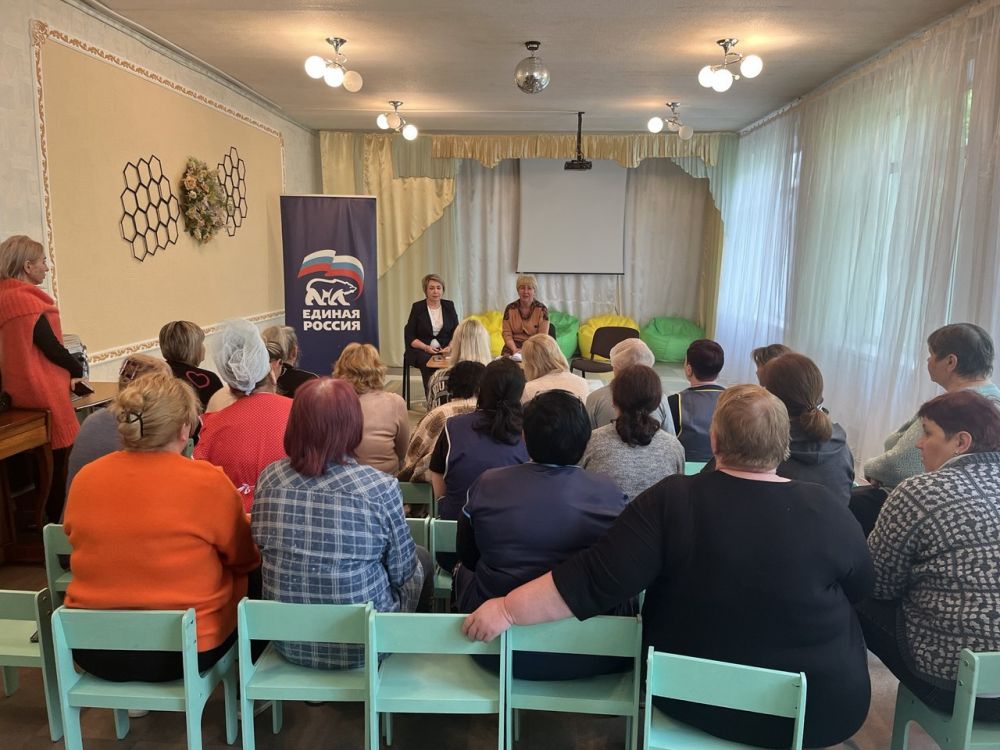 Елена Рязанцева: Сегодня провела встречу с трудовым коллективом дошкольного учреждения «Детский сад № 35 комбинированного вида городского округа Донецк», в которой приняла участие депутат Донецкого городского совета ...