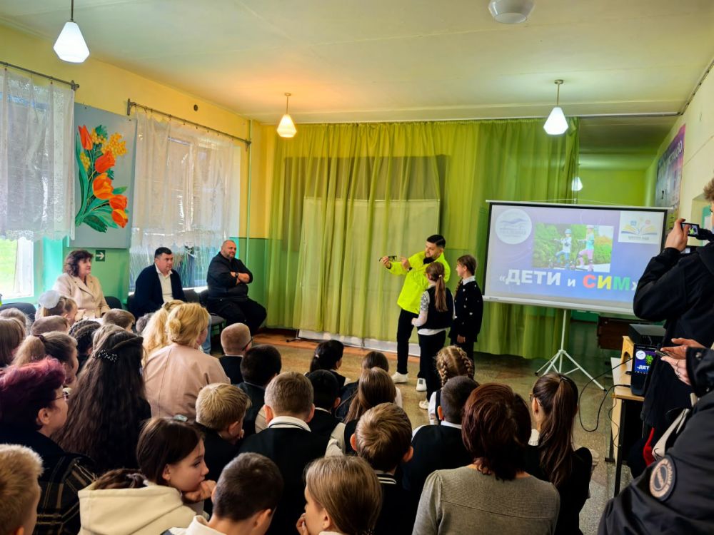 Председатель #Комитет_по_транспорту_и_связи Тимур Дьяченко (фракция «Единая Россия») совместно с волонтерами Донецкой академии транспорта в рамках проекта «За безопасность дорожного движения» рассказали учащимся города...