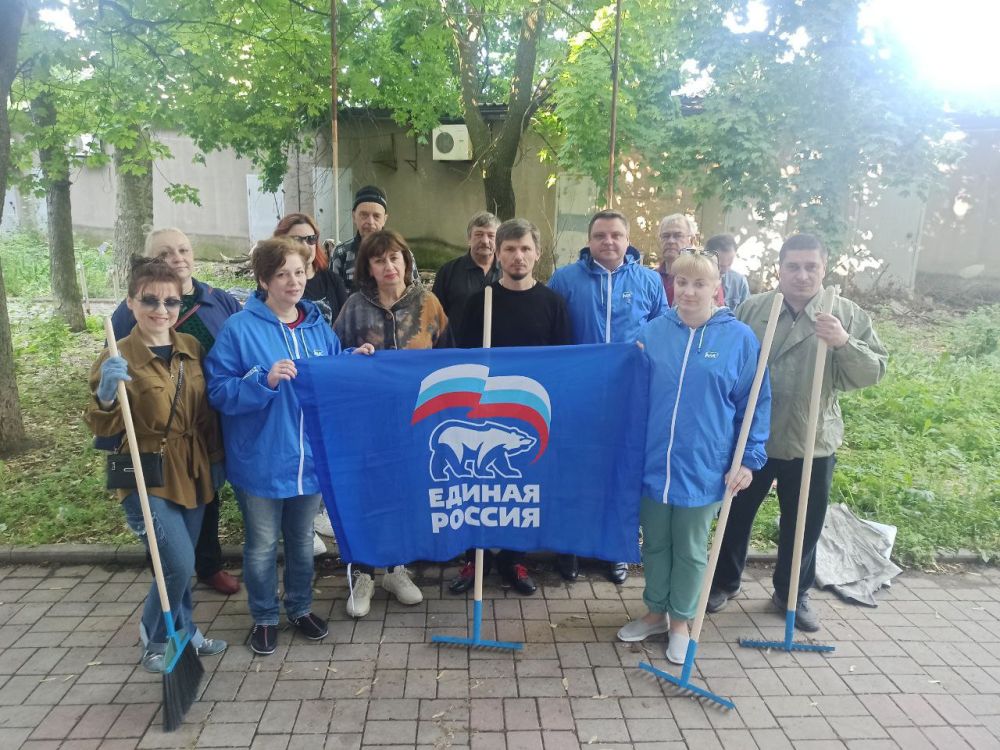 Валентин Левченко: В рамках еженедельной экологической акции "Чистый четверг" всероссийского проекта "Городская среда" партии Единая Россия, сотрудники Управы, отреагировав на обращение жителей, вышли на помощь...