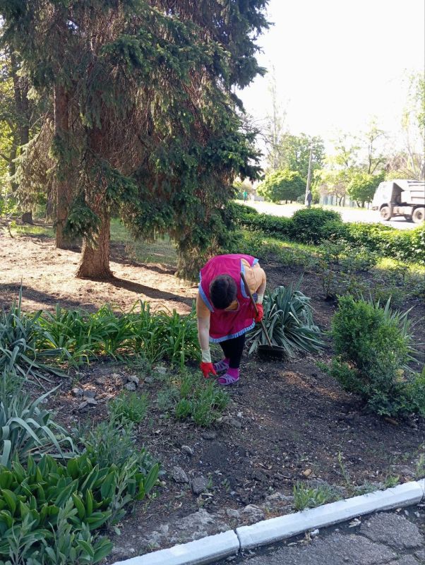 Юрий Будрин: Сегодня, 22 мая 2025 года, в рамках проекта «Городская среда», реализуемого Единой Россией сотрудники МБУ ДО "Школа искусств № 7 г. Донецка", ГБОУ "Школа № 83 г. о. Донецк" и ГКДОУ "Детский сад 194 г. о. Донецк"...