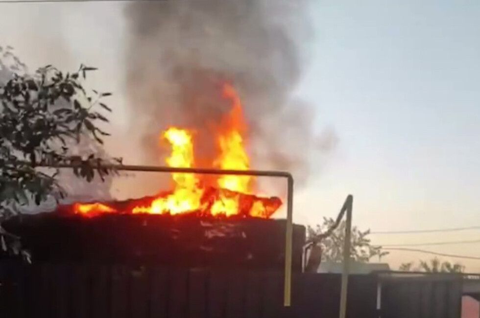 МЧС ликвидировали пожар в частном доме в Донецке, возникший из-за атаки БПЛА