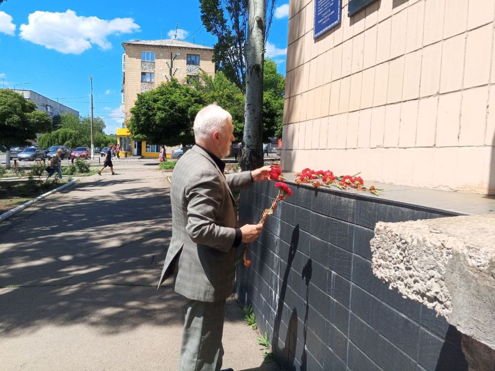 Андрей Бедило: 23 мая 2014 года, ровно 11 лет назад, приспешниками укронацистов был расстрелян наш штаб народного ополчения в здании администрации города Тореза