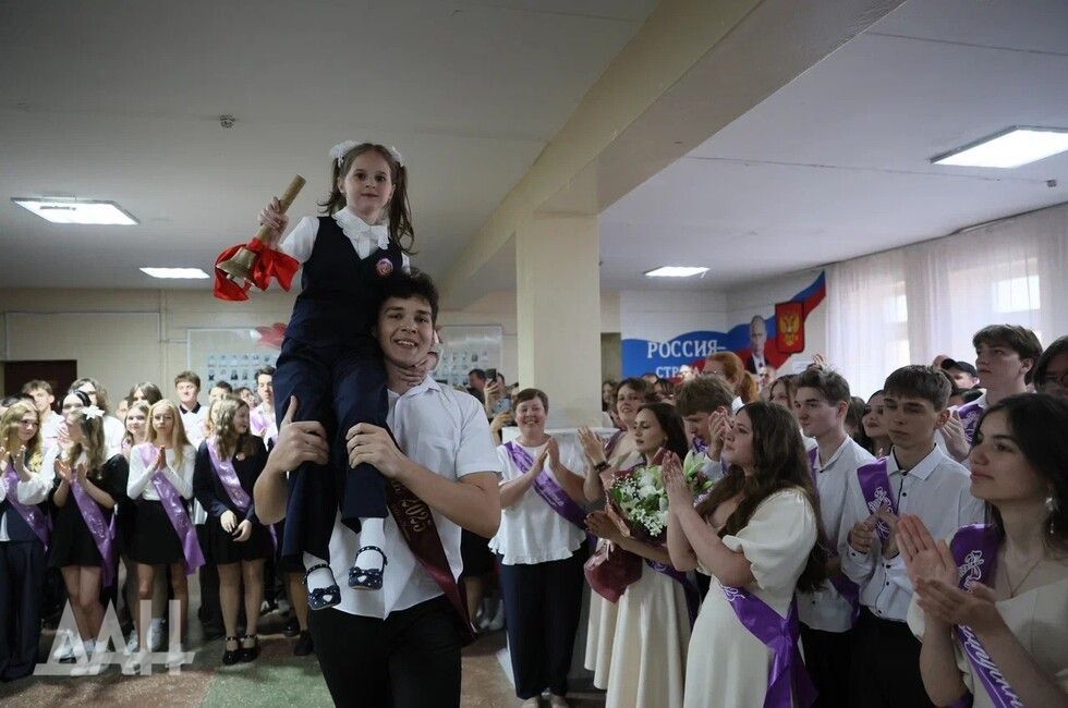 Последний звонок для ровесников Республики