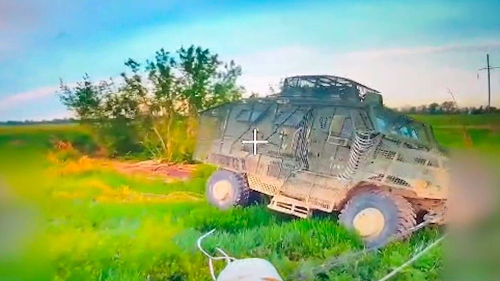 Операторы дронов помешали ВСУ вернуть позиции и уничтожили MaxxPro