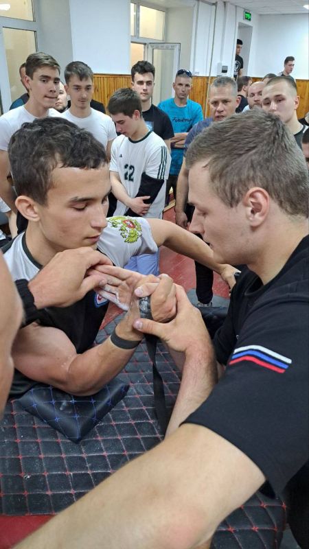 Вчера, 25 мая в Торезе прошел открытый городской турнир по армрестлингу среди мужчин
