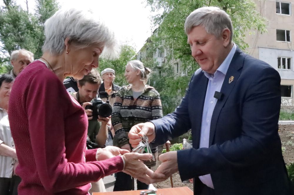 Врио Председателя Правительства Андрей Чертков вручил жителям Авдеевки ключи от квартир в восстановленном многоквартирном доме