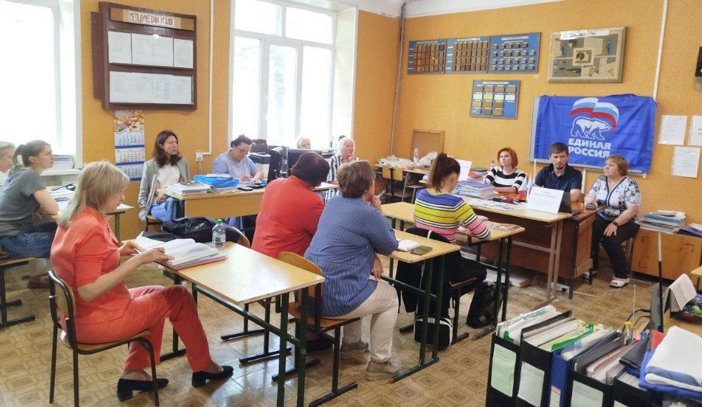 Валентин Левченко: Заместитель руководителя Управы Виталий Суржко совместно с депутатом Донецкого городского совета Татьяной Шаповал провел встречу с трудовым коллективом ГБПОУ «Донецкий колледж пищевых технологий и торговли»